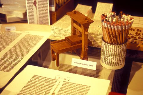 Prensa en miniatura en la Tienda Gutenberg.