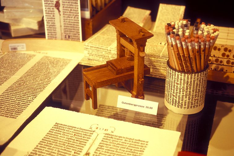 Prensa en miniatura en la Tienda Gutenberg.