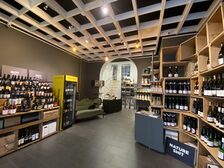 Ein Blick auf die neu gestaltete Ladenfläche der Weinraumwohnung