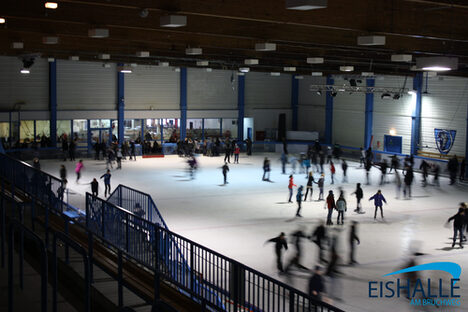 Besucherinnen und Besucher drehen ihre Runden in der Eishalle.