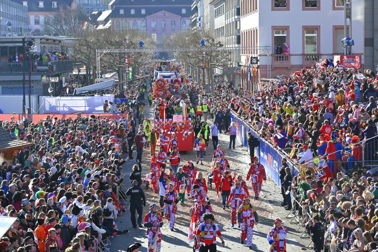Rosenmondnacht auf dem Schillerplatz