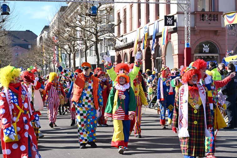 Ein Guggemusiker im Froschkostüm beim Rosenmontagszug