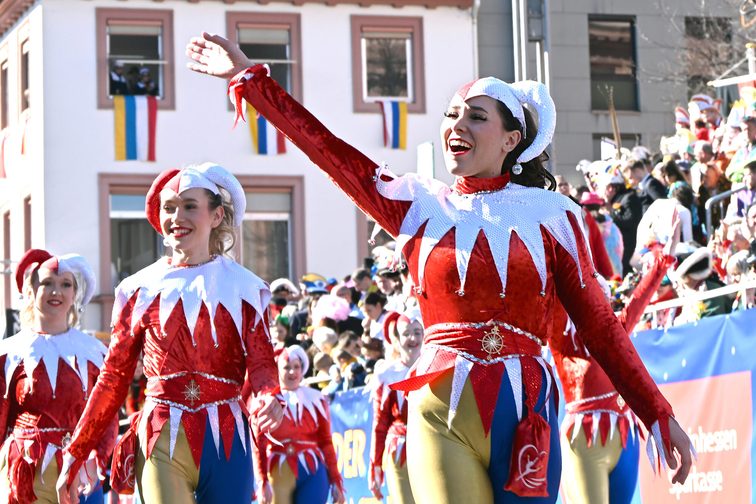Farbenfrohe Kostümierung am Rosenmontag