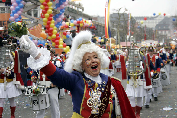 A guard shouting "HELAU" during the Rosenmontag parade.