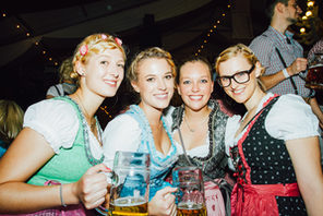Vier junge Besucherinnen des Oktoberfestes mit Maßkrügen. © Veranstalter
