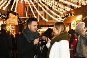 Ein paar stößt mit Glühwein an © Carsten Costard