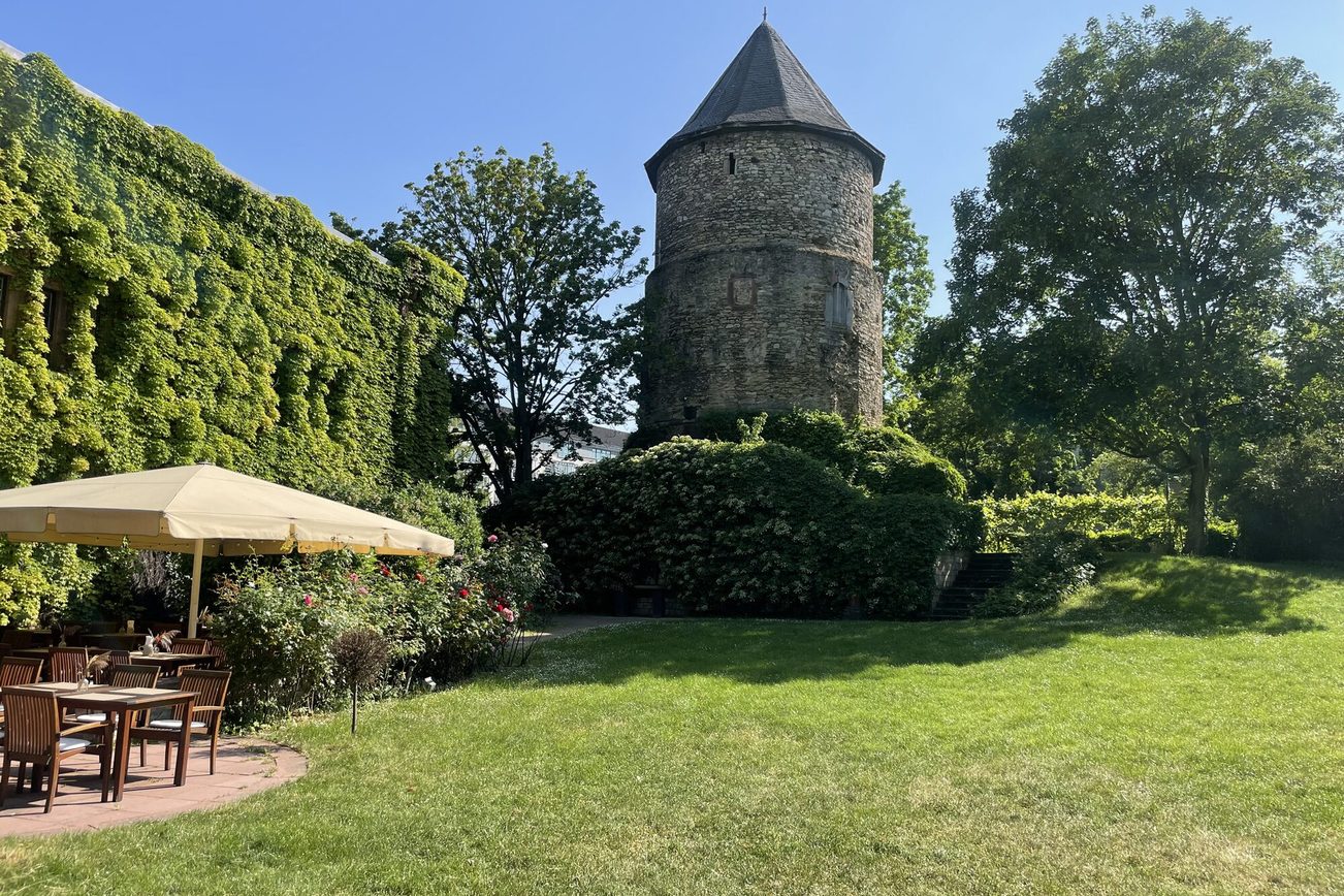 Außengelände mit Alexanderturm