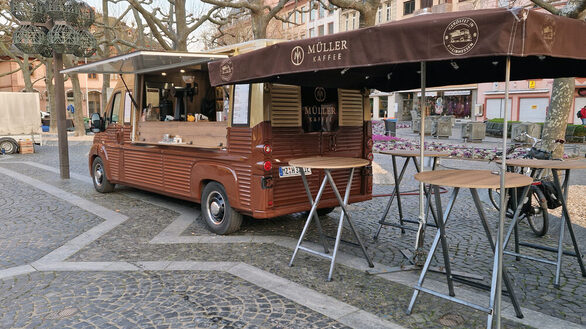 Das Kaffeemobil "Emil" macht Station auf dem Markt.