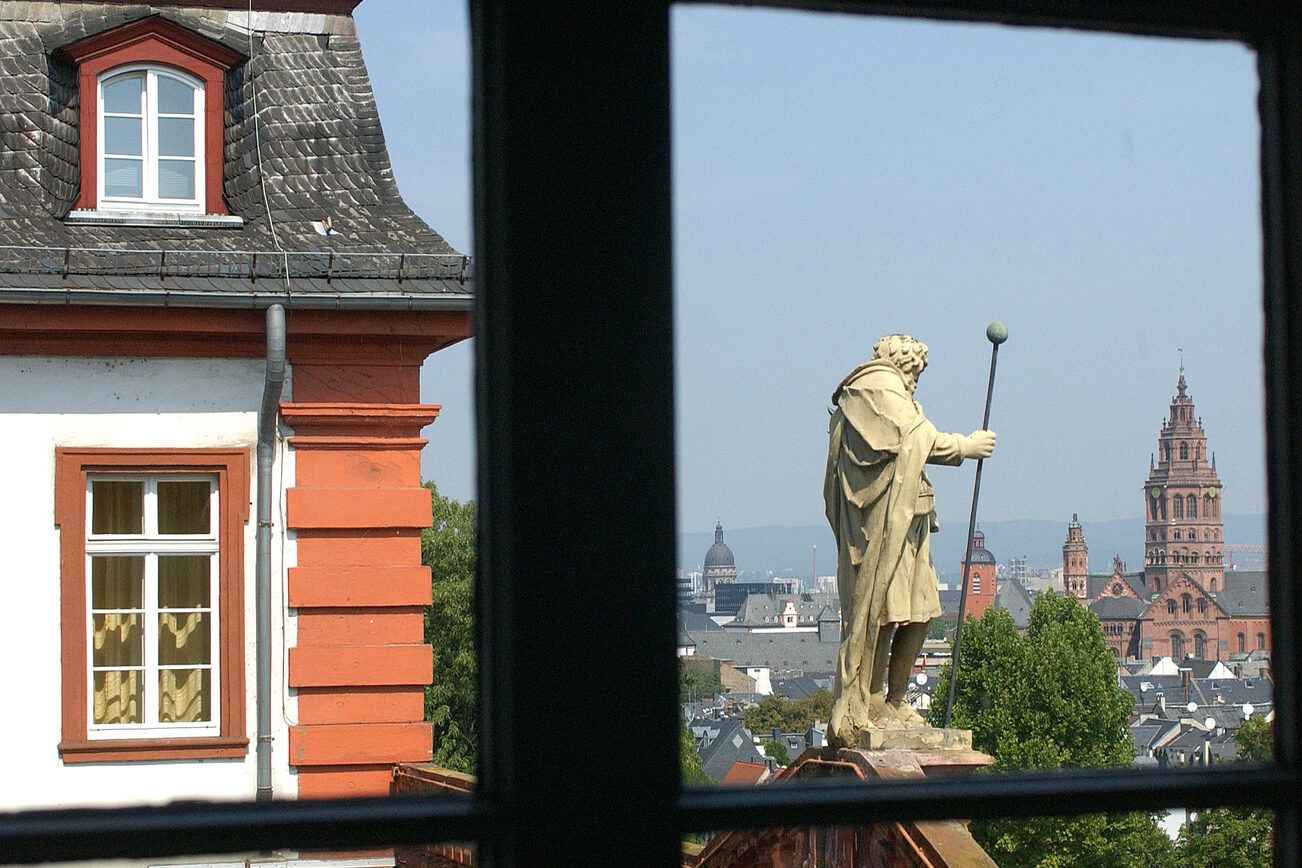 Blick von der Zitadelle über das Hauptportal auf den Dom und die Altstadt