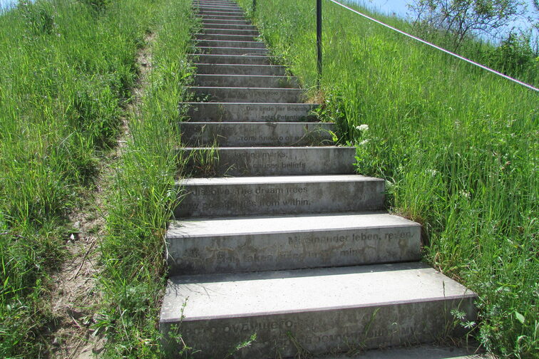 Die Treppe führt hinauf auf den Hügel der Freundschaft