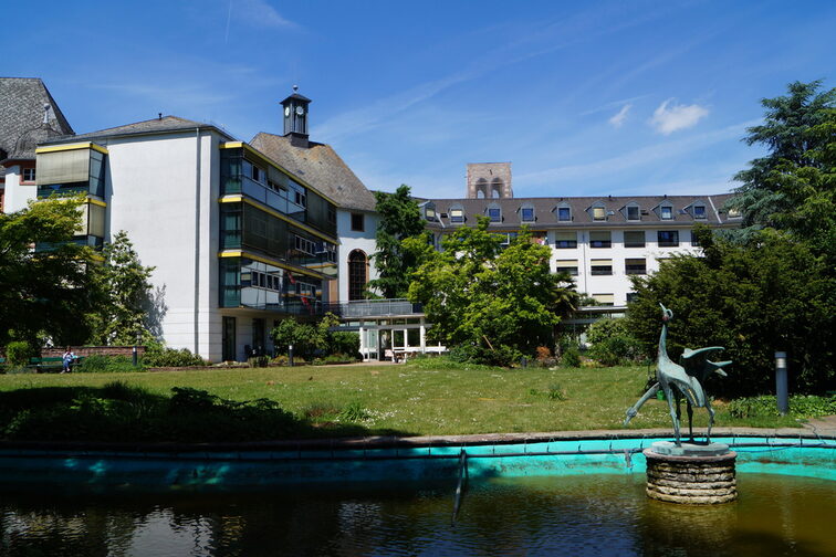 Park am Altenheim mit kleinem Teich