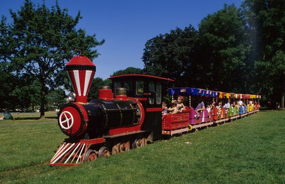 Die Eisenbahn bei ihrer Rundfahrt durch den Mainzer Volkspark