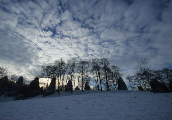 Römersteine in winterlicher Landschaft