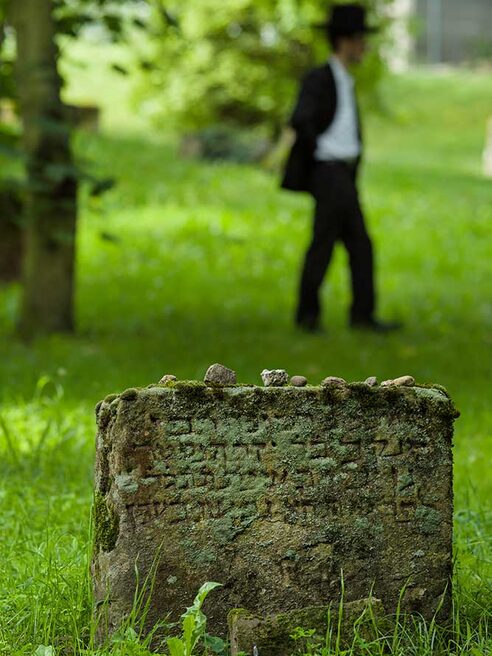 Visitors to the old Jewish cemetery "Judensand".