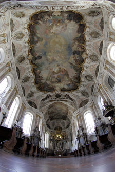Reich ausgestatteter Innenraum der Augustinerkirche