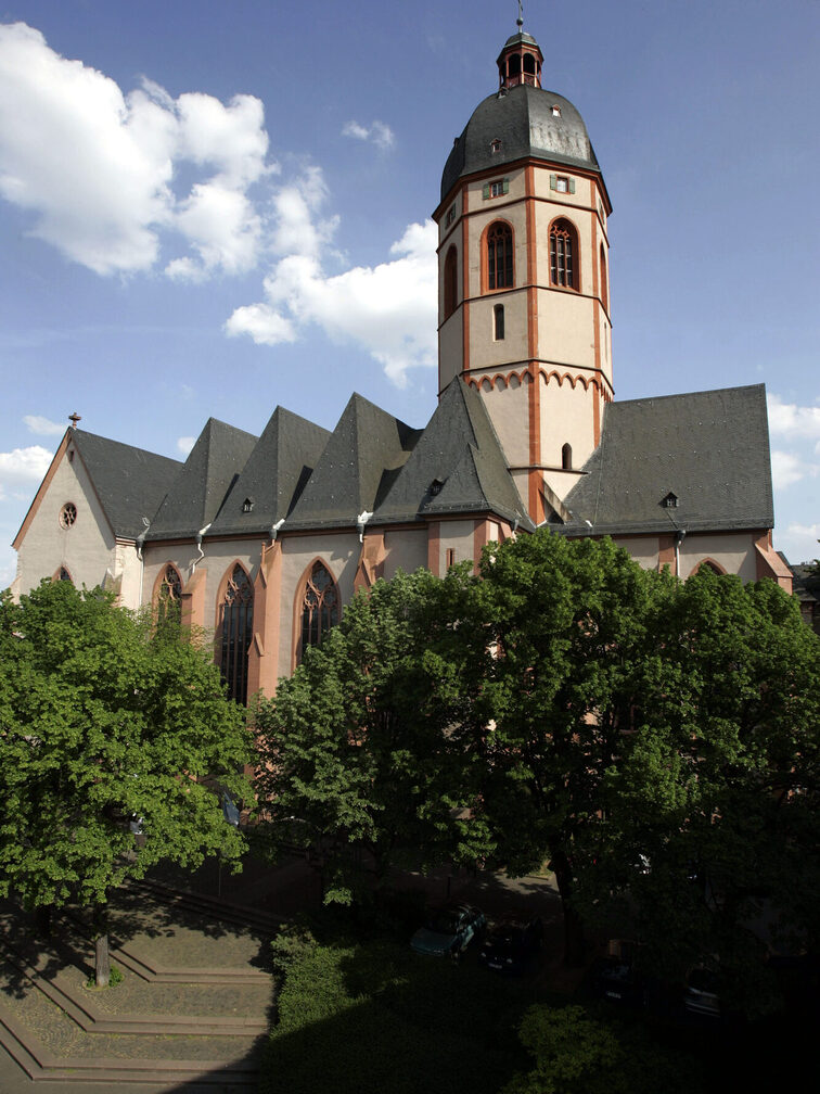 St. Stephan - Hallenkirche mit drei Schiffen und Turm