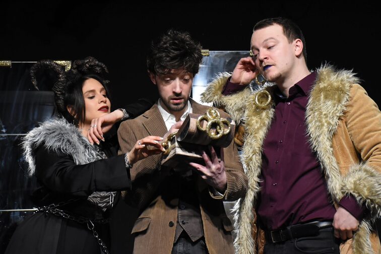 Drei Schauspieler:inne: Szene aus Faust