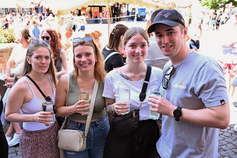 Besucher des Marktfrühstücks bei einem Glas Wein