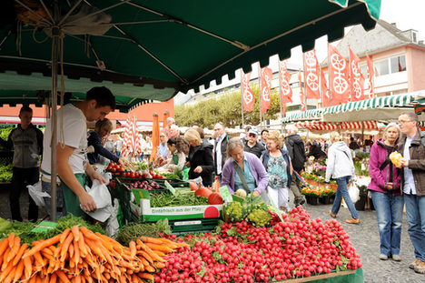 Gemüsestand und Marktbesucher