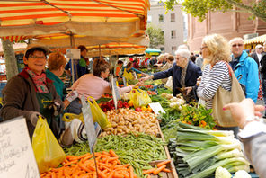 Kunden beim Einkauf am Gemüsestand © Kristina Schäfer