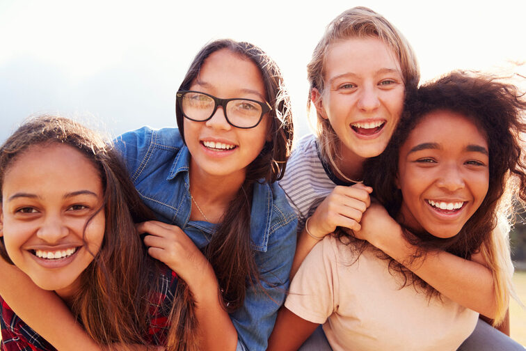 Vier Freundinnen, die sich freuen.