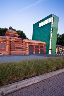 Außenansicht der Kunsthalle Mainz mit dem markanten grünen Turm