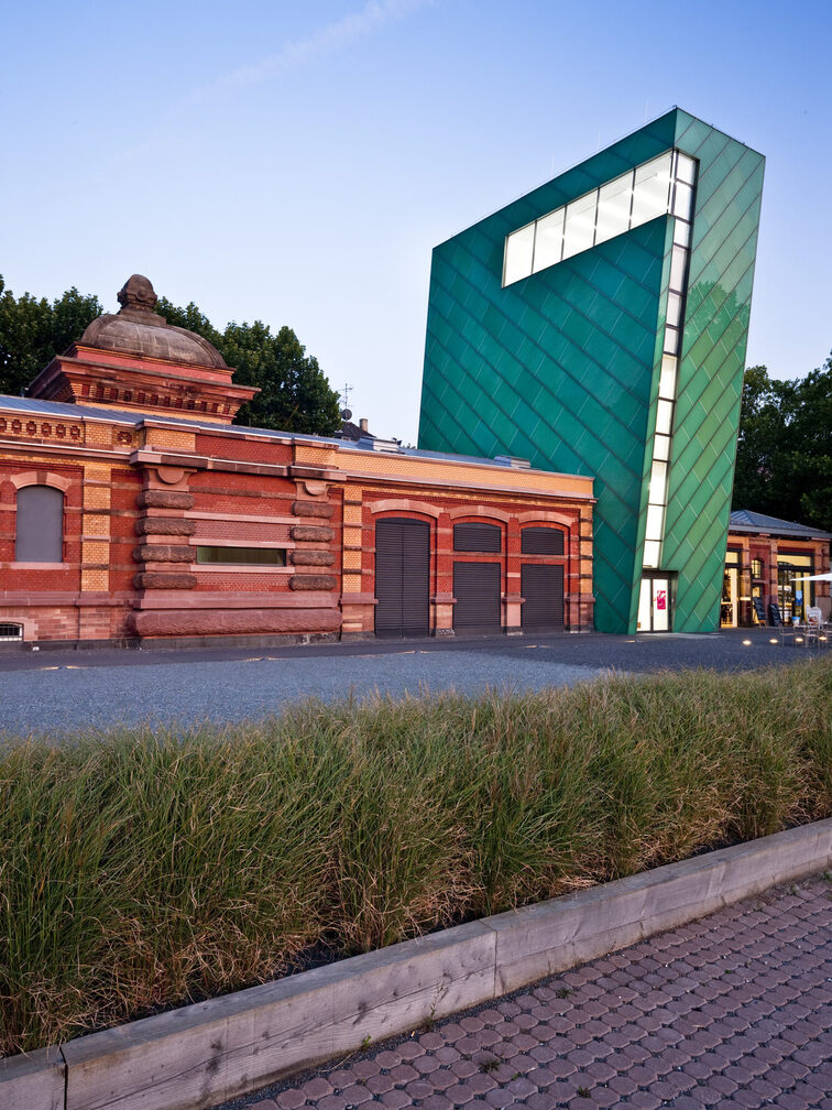 Außenansicht der Kunsthalle Mainz mit dem markanten grünen Turm