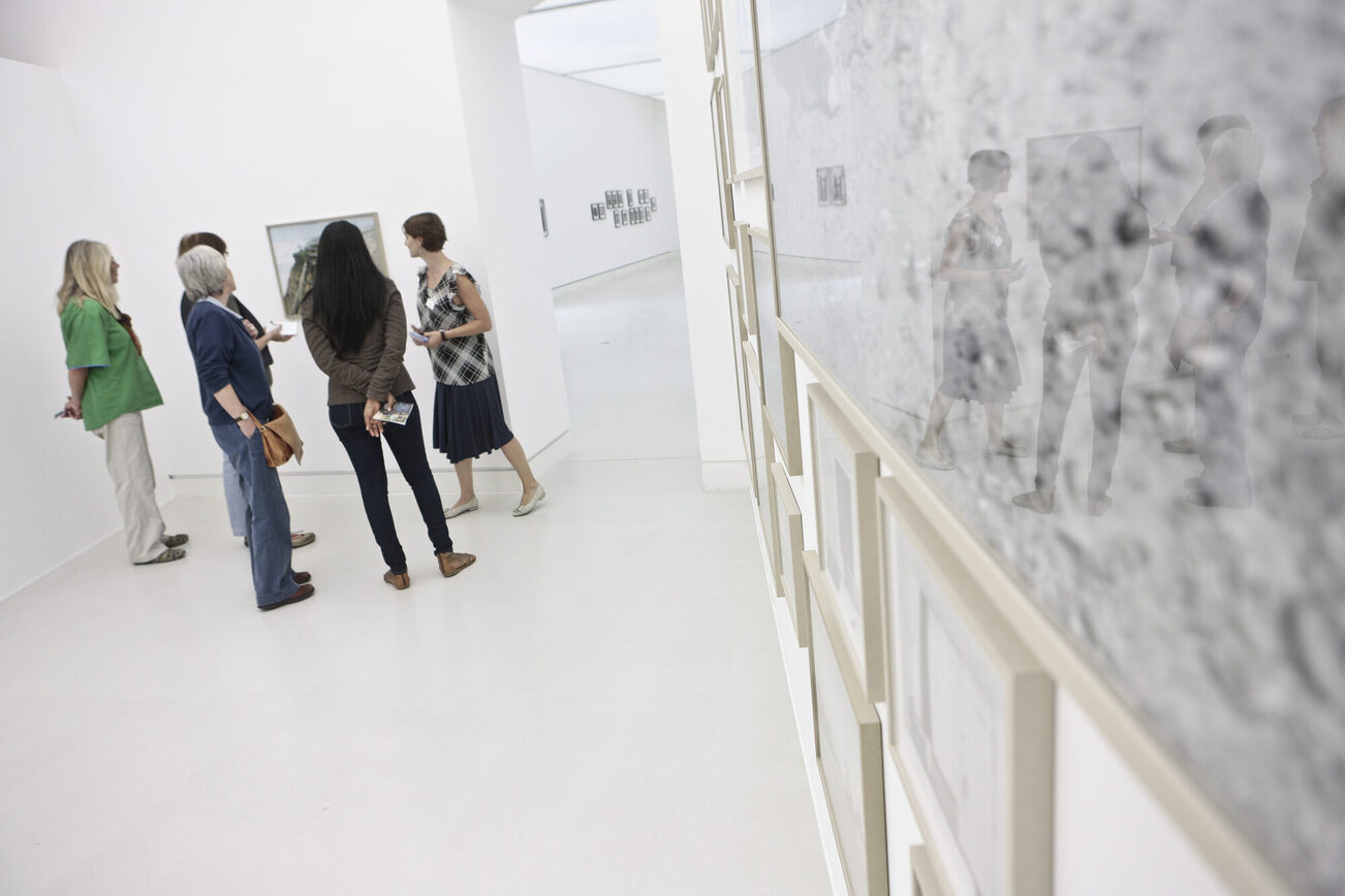 Eine Gruppe von Frauen in den Ausstellungsräumen der Kunsthalle