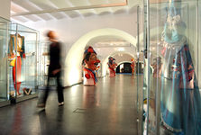 Ein Besucher geht durch die Ausstellung im Fastnachtsmuseum