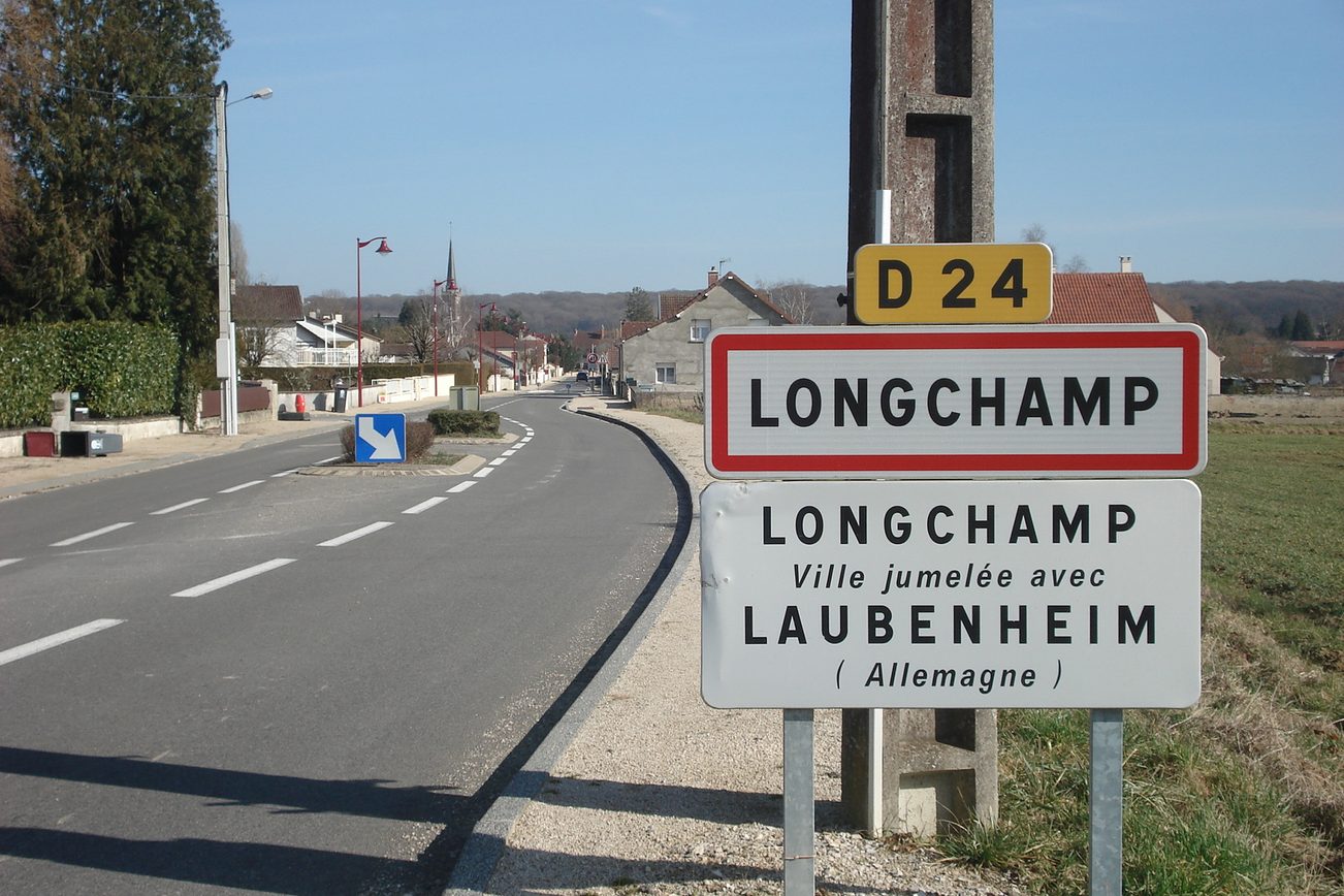Longchamp town sign