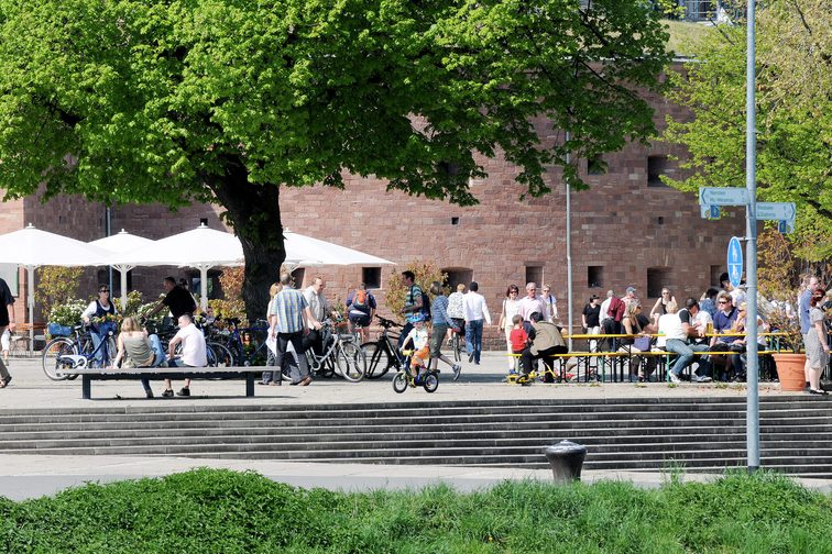 Les gens sur la terrasse de Malakoff