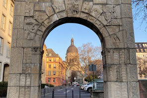 Christuskirche gesehen durch den Dativius-Victor-Bogen © Landeshauptstadt Mainz