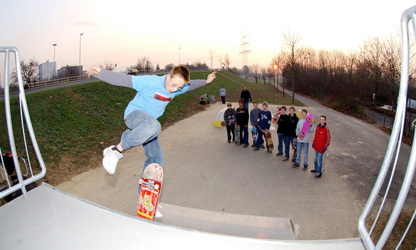 Jugendliche auf der Skateranlage nahe Marienborn