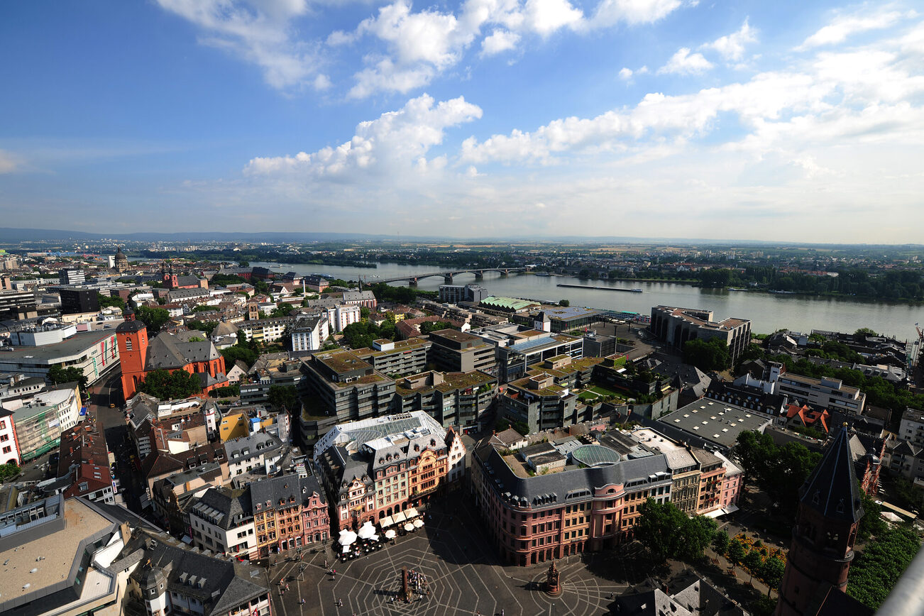 Mainz aus der Luft, Blick auf Marktplatz und Rhein