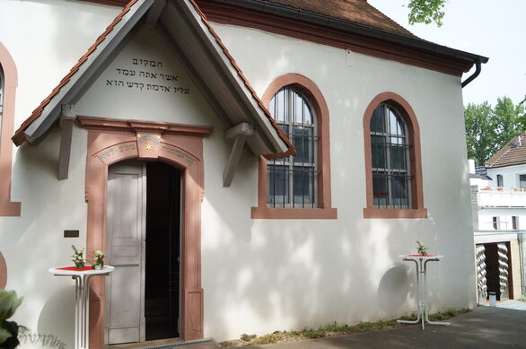 Eingang der restaurierten Synagoge Weisenau