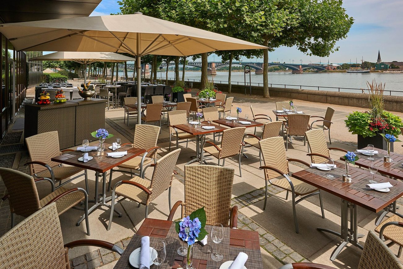 Stühle und Tische auf der Sommerterrasse des Hilton Mainz