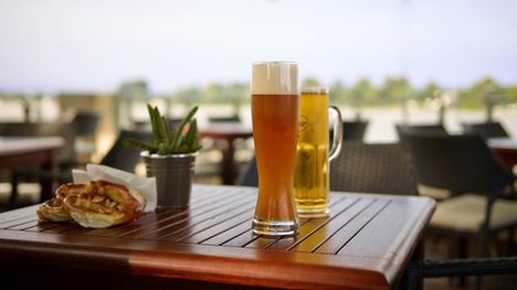 Weißbier und Speisen im Biergarten am Rheinufer