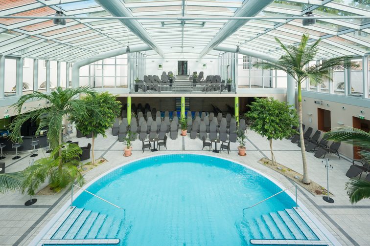 Poolbereich und Liegebereich im Bäderhaus Bad Kreuznach