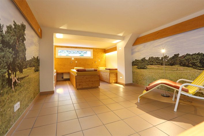 Sala relax con lettini e area massaggi nella sauna di Lenneberg