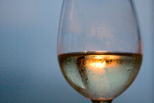 Glas Weißwein in der Dämmerung