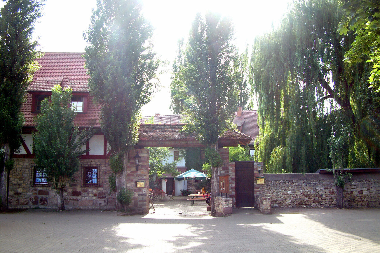 Fachwerkanwesen umgeben von Bäumen