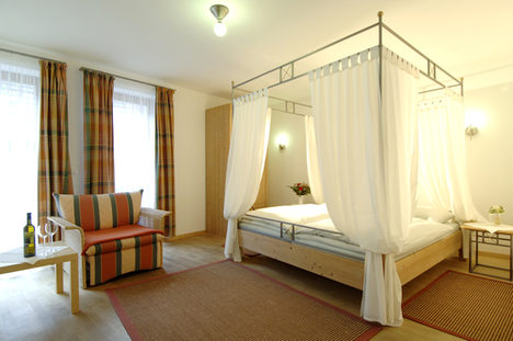 Schlafzimmer mit Himmelbett im Gästehaus