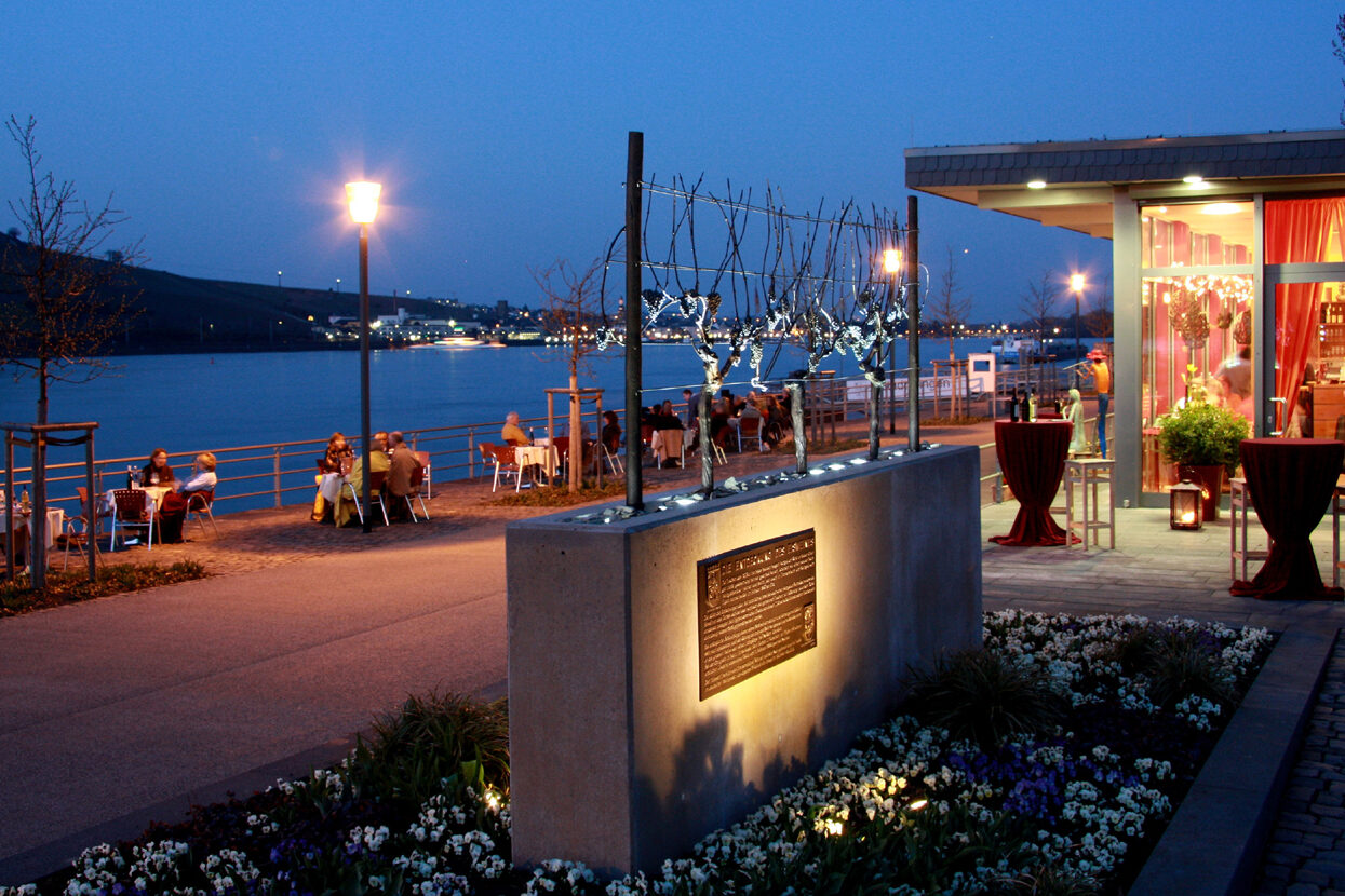 Vinothek Bingen mit Außenbereich direkt am Rhein
