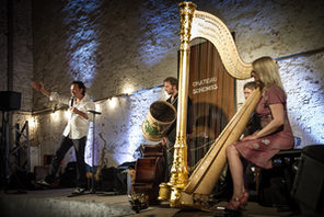 Musikgruppe mit Harfe auf der steinernen Bühne im Château Schembs © René van der Voorden
