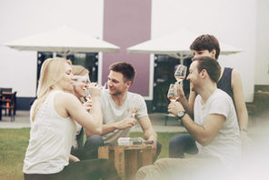 Junge Menschen sitzen im Garten und trinken Wein © Weingut & Weinparadies Meyerhof