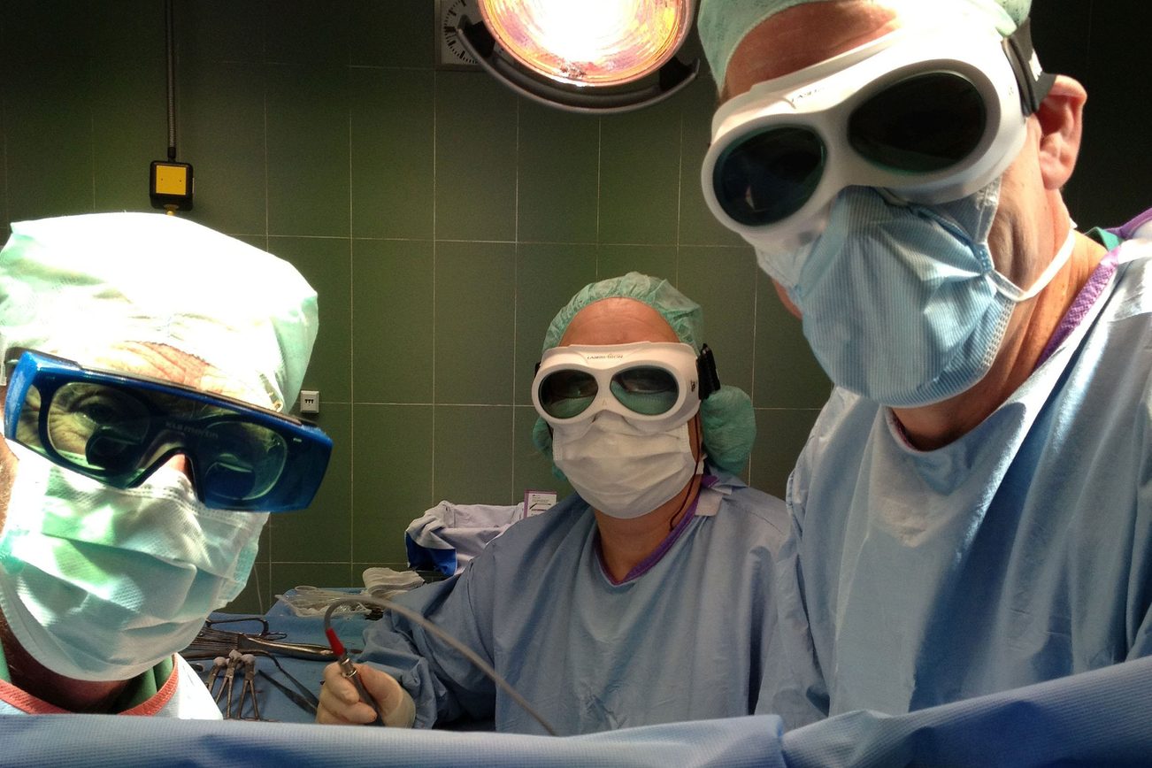 Médecins en salle d'opération