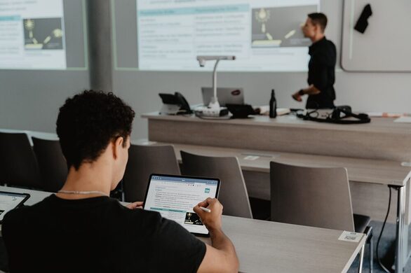 Ein Studierender in einem Hörsaal.