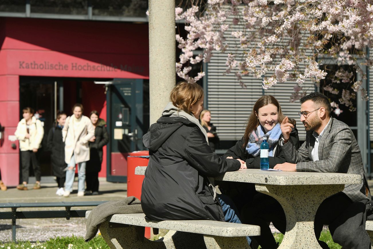 Giovani donne sedute su un prato