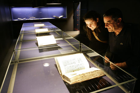 Museumsbesucherinnen und -besucher bestaunen die Gutenberg-Bibel.
