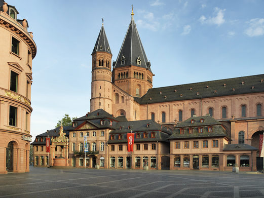 Torre orientale del Duomo di San Martino con la piazza del mercato